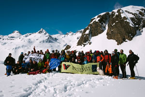 In 60 al raduno scialpinistico in Val Formazza per dire ''no eliski'': foto di gruppo al Vannino