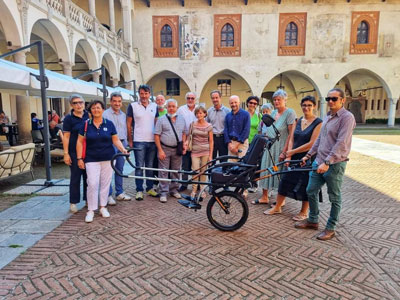 Al Broletto di Novara consegnate da Fondazione Comunità Novarese al Cai tre joelette per il trasporto in montagna di persone con disabilità motorie - 11 agosto 2021