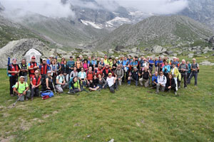 Escursione Intersezionale Sezioni CAI Est Monte Rosa "Al cospetto della Parete Est": il gruppo di escursionisti riunito nei pressi del Rifugio Zamboni-Zappa all'Alpe Pedriola